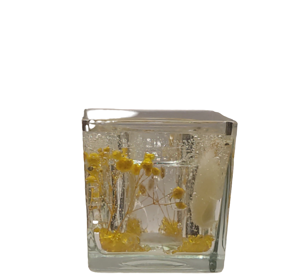 Photophore Douceur d'Or en verre transparent avec fleurs jaunes et particules scintillantes.